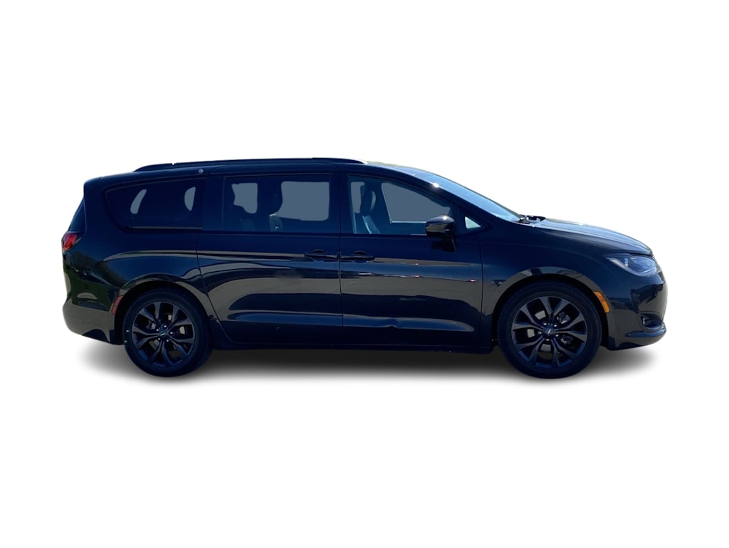 2018 Chrysler Pacifica  19