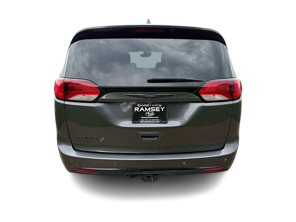 Thumbnail: 2018 Chrysler Pacifica - 4