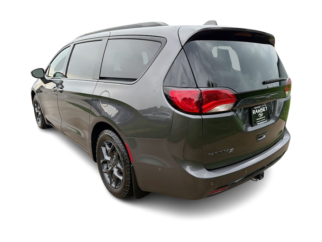 Thumbnail: 2018 Chrysler Pacifica - 3