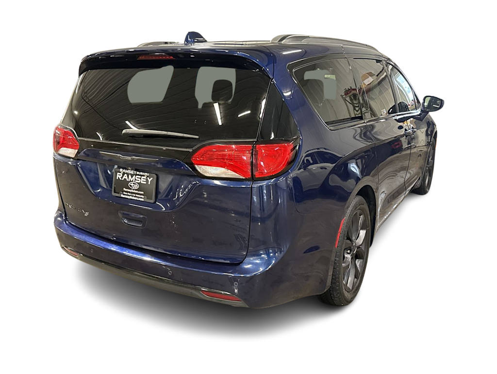 Thumbnail: 2018 Chrysler Pacifica - 20