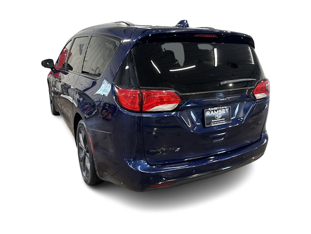 Thumbnail: 2018 Chrysler Pacifica - 3