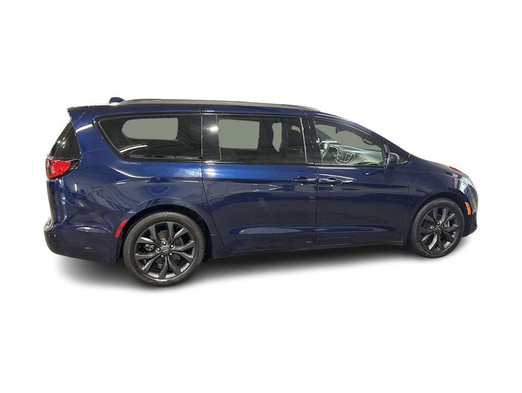 Thumbnail: 2018 Chrysler Pacifica - 21