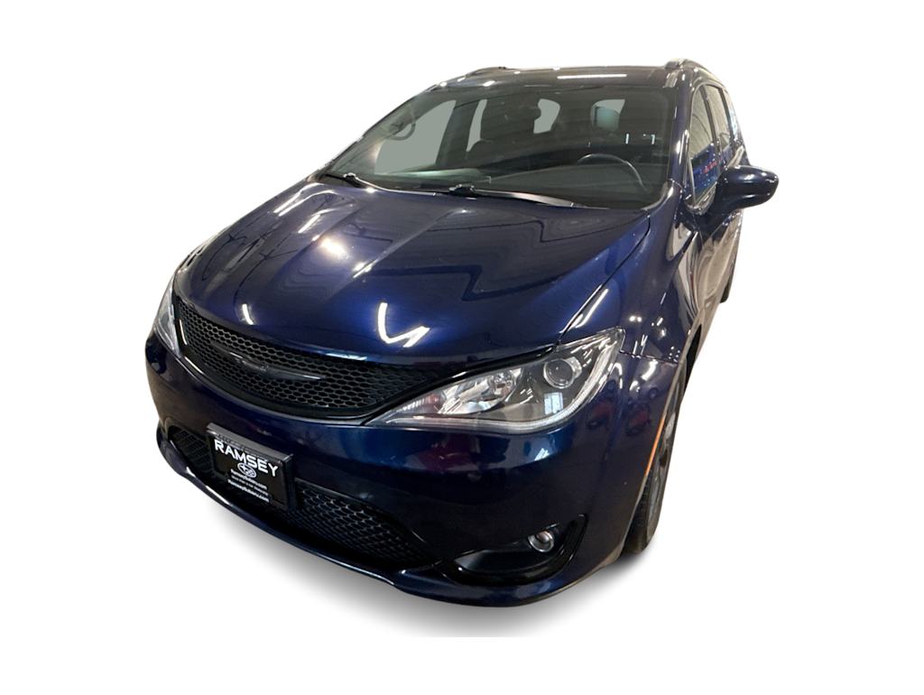 Thumbnail: 2018 Chrysler Pacifica - 5