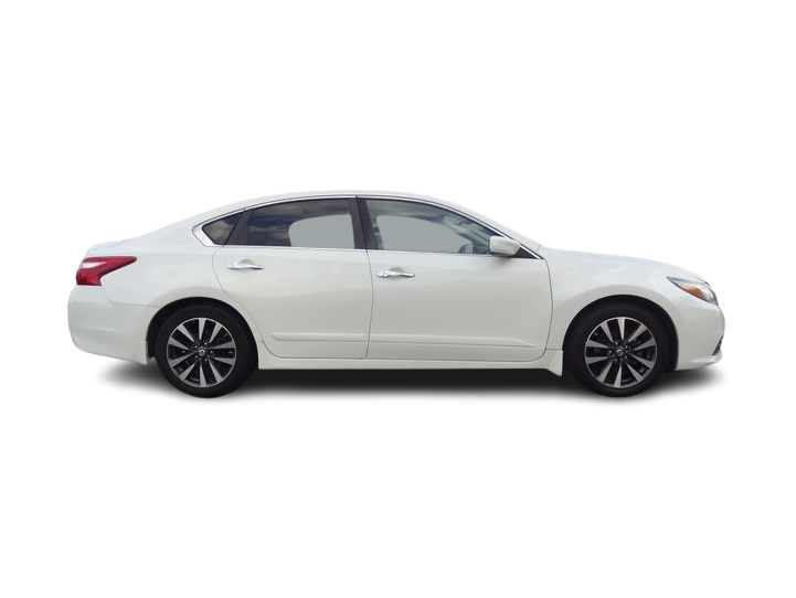 Thumbnail: 2016 Nissan Altima - 17