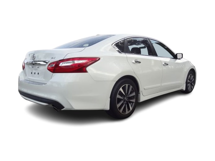 Thumbnail: 2016 Nissan Altima - 16