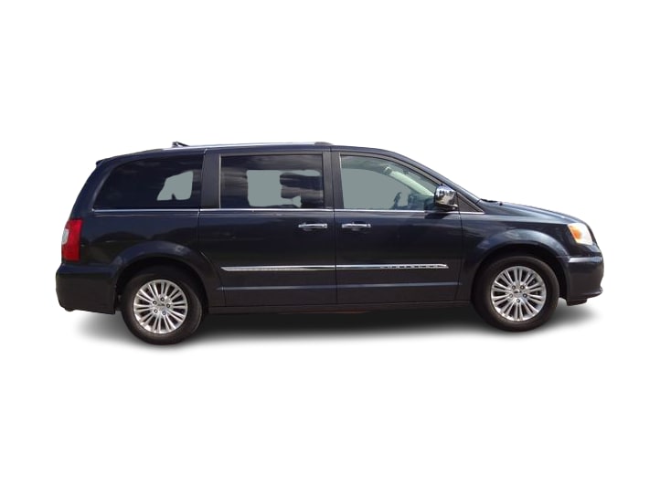 Thumbnail: 2013 Chrysler Town & Country - 17