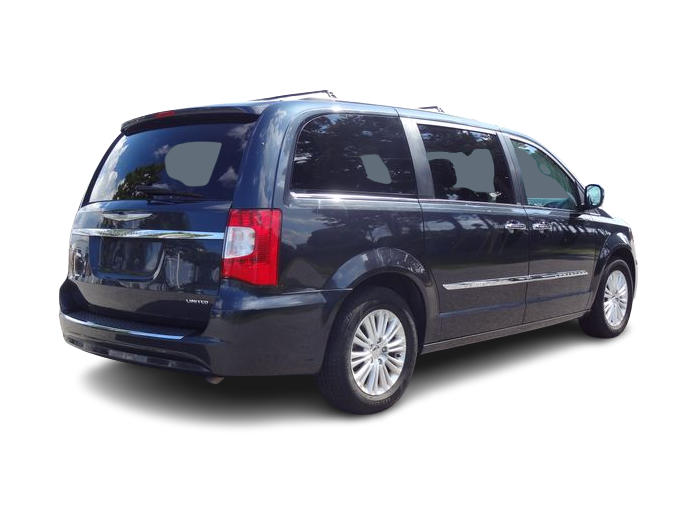 Thumbnail: 2013 Chrysler Town & Country - 16