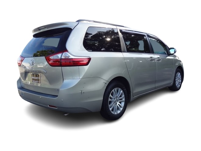 Thumbnail: 2016 Toyota Sienna - 15