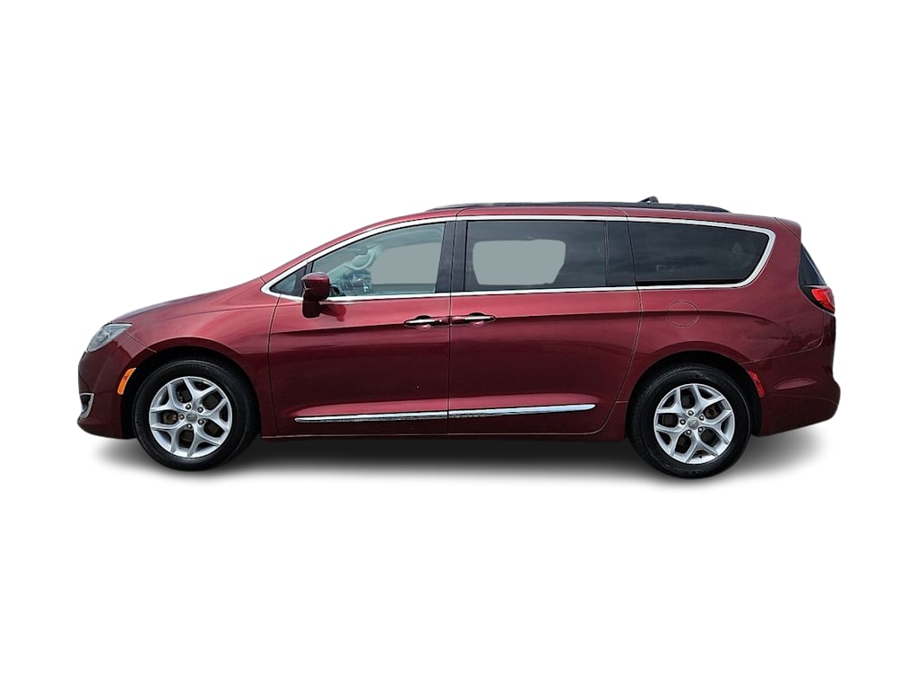 Thumbnail: 2017 Chrysler Pacifica - 3