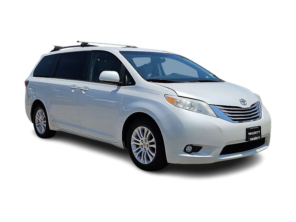 Thumbnail: 2016 Toyota Sienna - 17