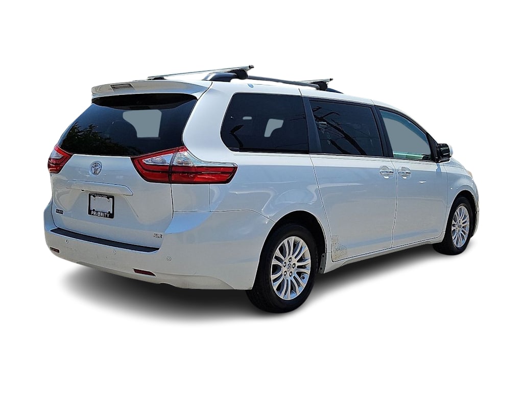 Thumbnail: 2016 Toyota Sienna - 18