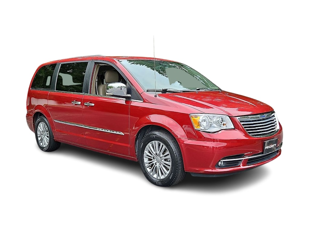 Thumbnail: 2013 Chrysler Town & Country - 16