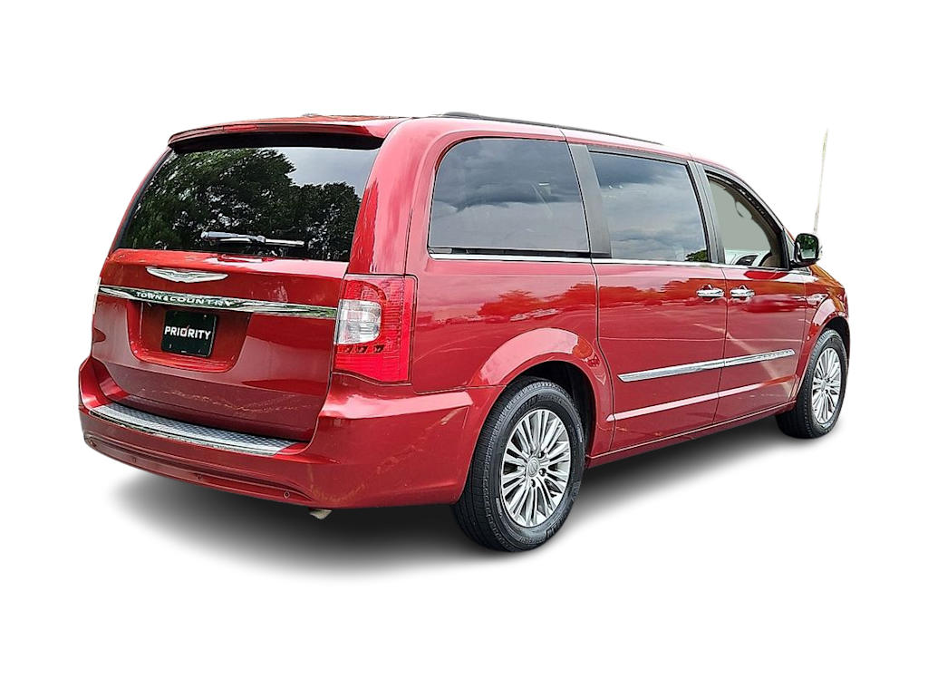 Thumbnail: 2013 Chrysler Town & Country - 17