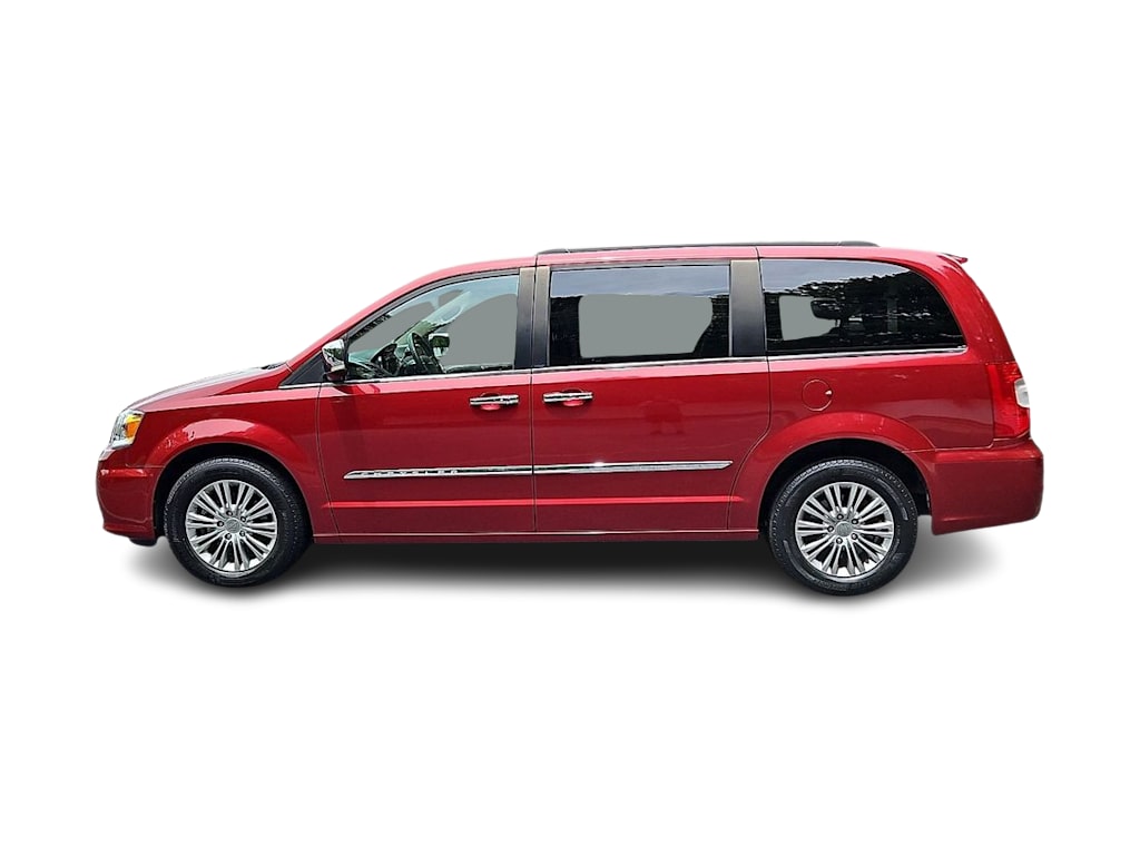 Thumbnail: 2013 Chrysler Town & Country - 3