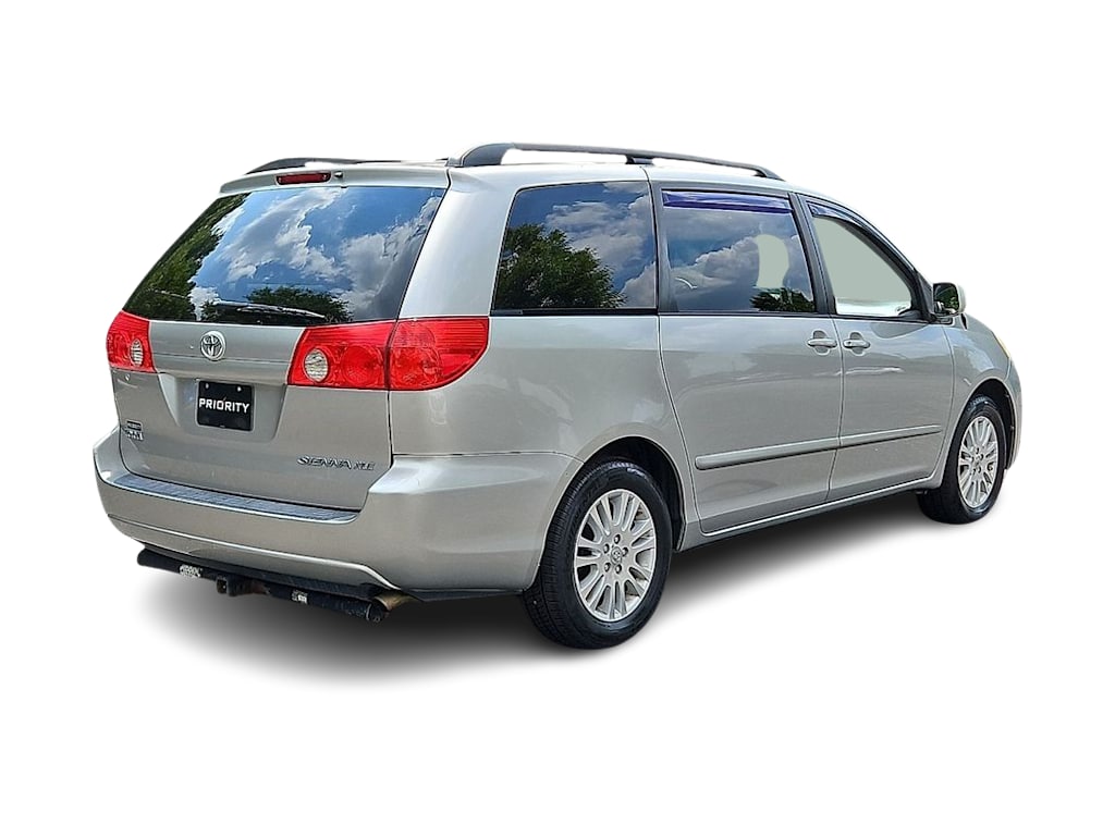 Thumbnail: 2010 Toyota Sienna - 20