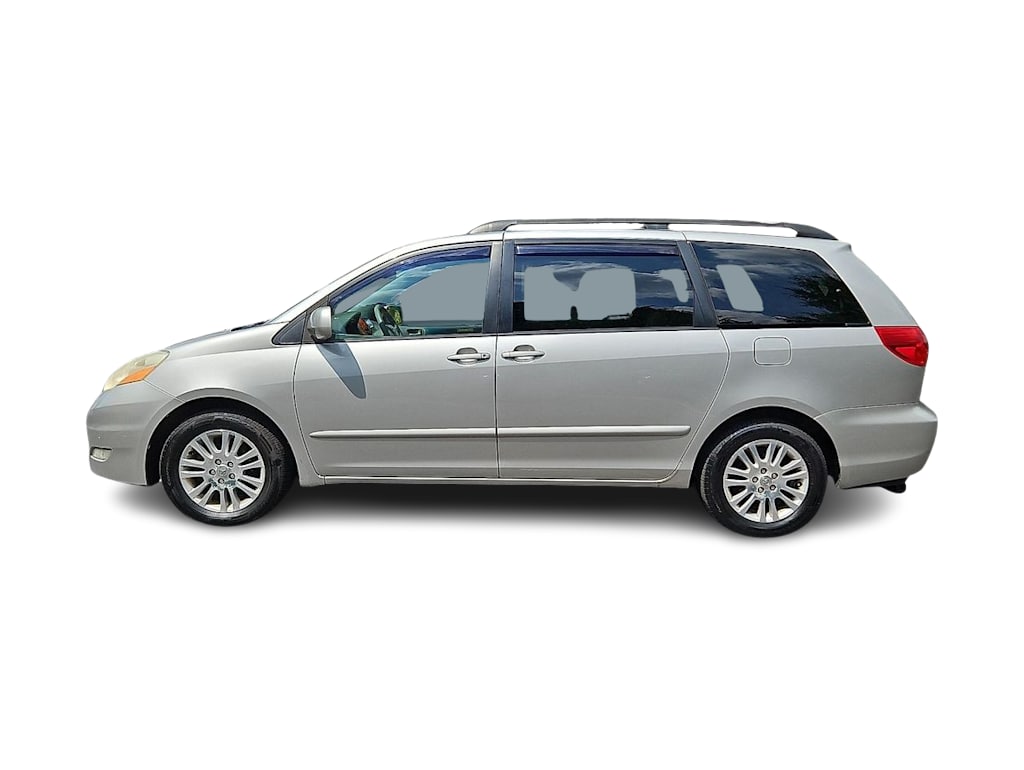 Thumbnail: 2010 Toyota Sienna - 3