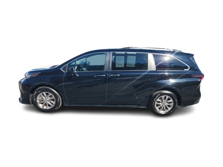 2023 Toyota Sienna XLE 3