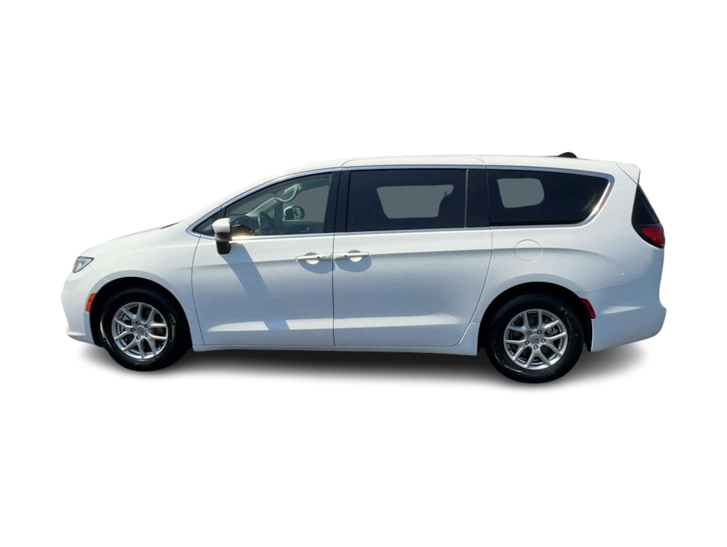 Thumbnail: 2023 Chrysler Pacifica - 3