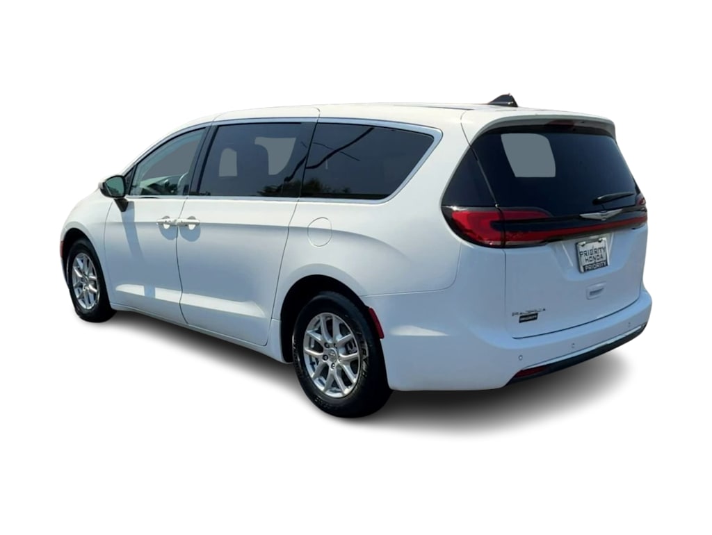 Thumbnail: 2023 Chrysler Pacifica - 4
