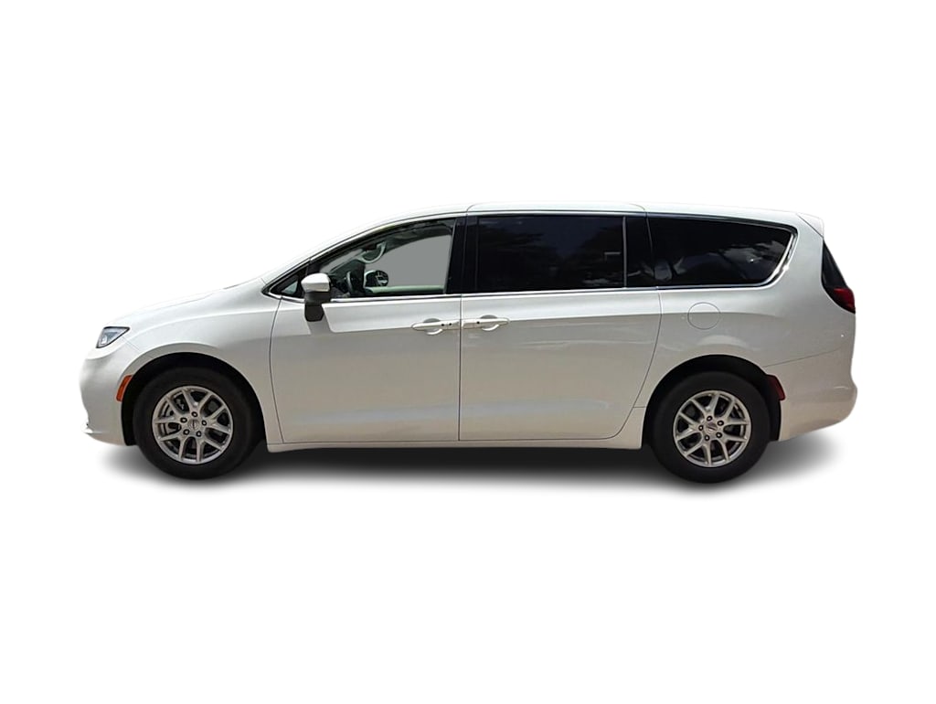 Thumbnail: 2023 Chrysler Pacifica - 3
