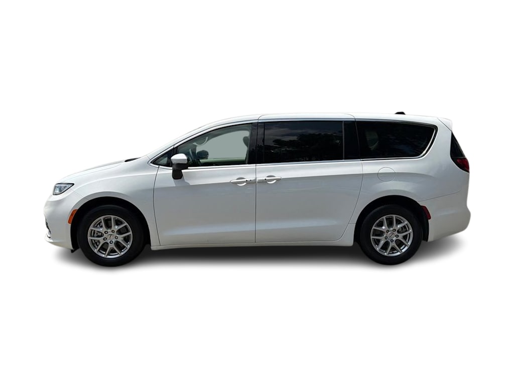 Thumbnail: 2023 Chrysler Pacifica - 3