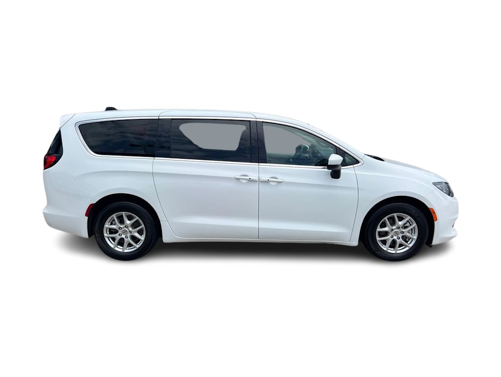 Thumbnail: 2022 Chrysler Voyager - 20