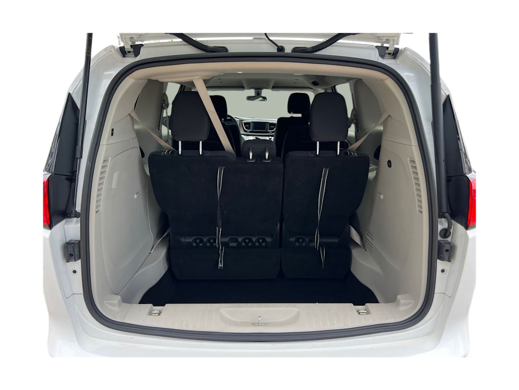 Thumbnail: 2022 Chrysler Voyager - 16
