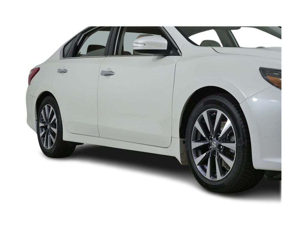 Thumbnail: 2016 Nissan Altima - 18