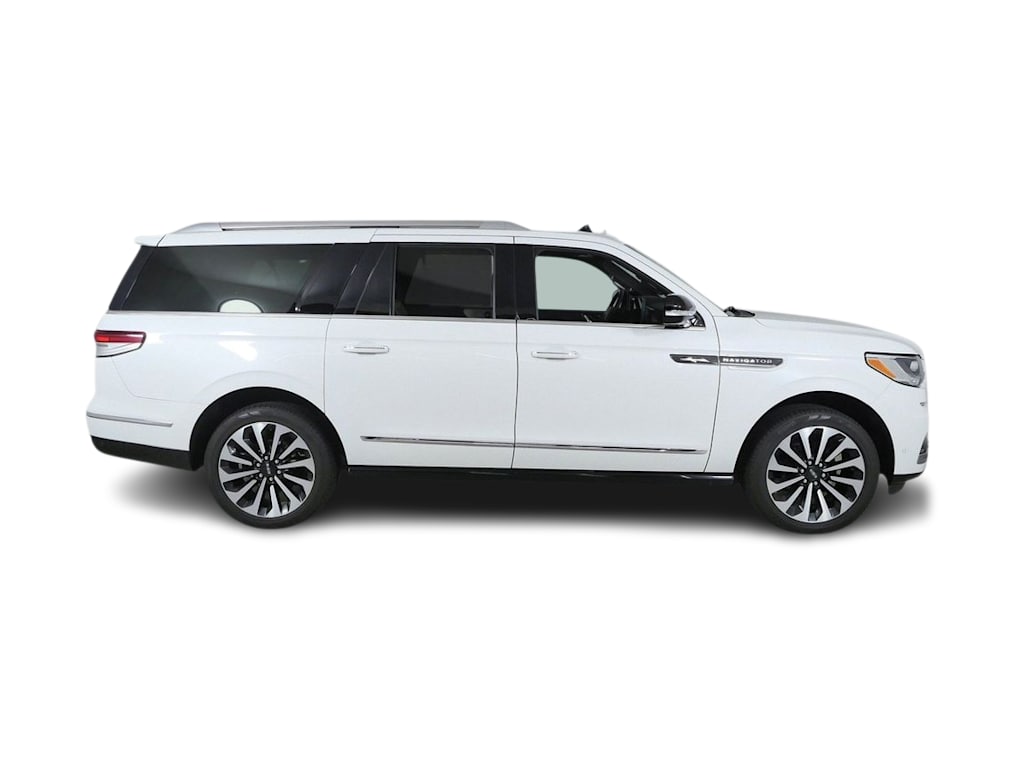 Thumbnail: 2022 Lincoln Navigator L - 19