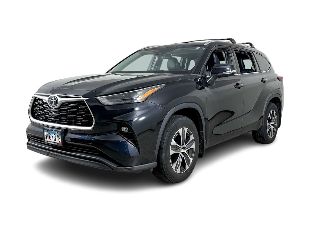 Used 2022 Toyota Highlander XLE with VIN 5TDGZRBH2NS566614 for sale in Wayzata, Minnesota