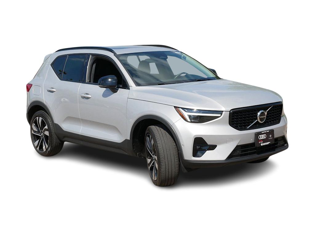 Thumbnail: 2023 Volvo XC40 - 17