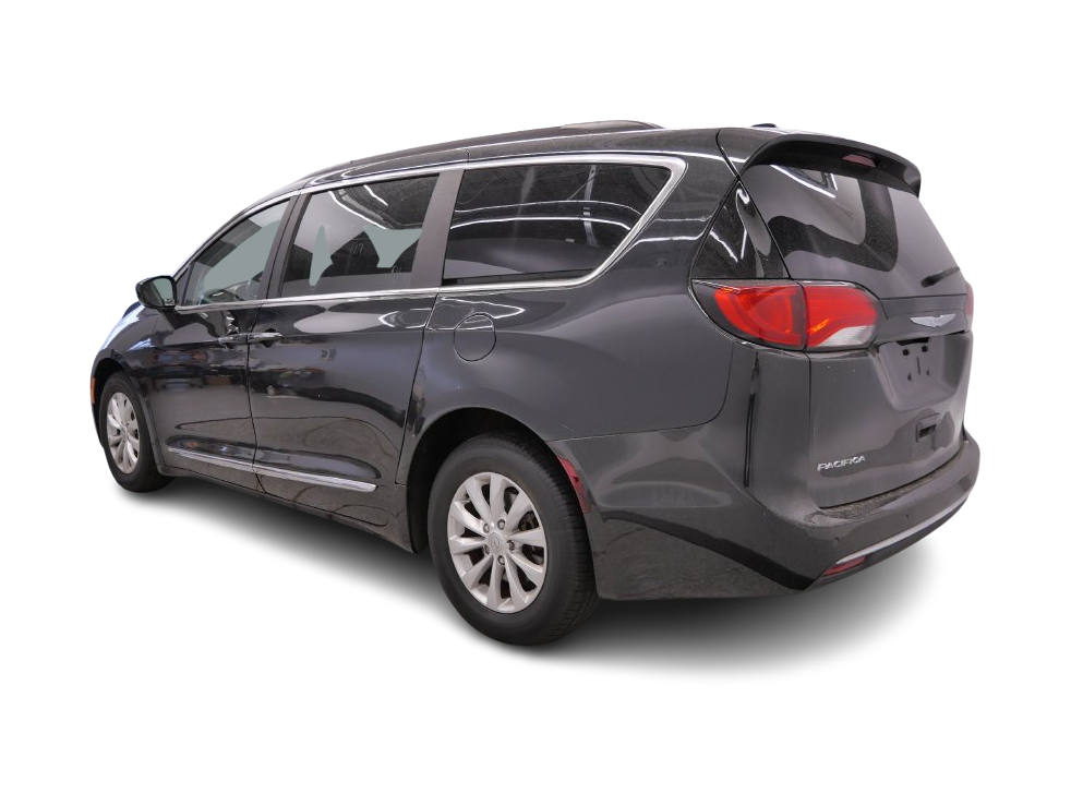 Thumbnail: 2017 Chrysler Pacifica - 3