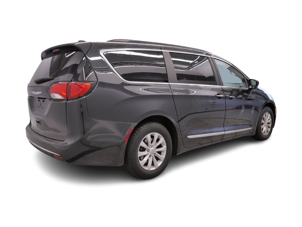 Thumbnail: 2017 Chrysler Pacifica - 9