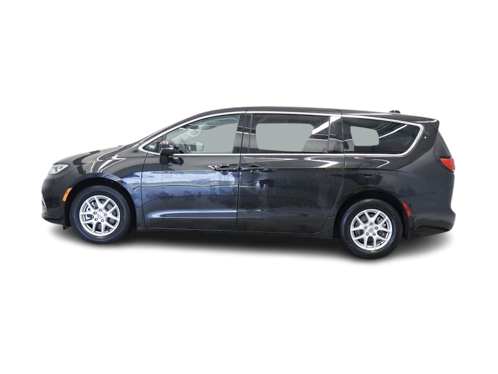 Thumbnail: 2023 Chrysler Pacifica - 3