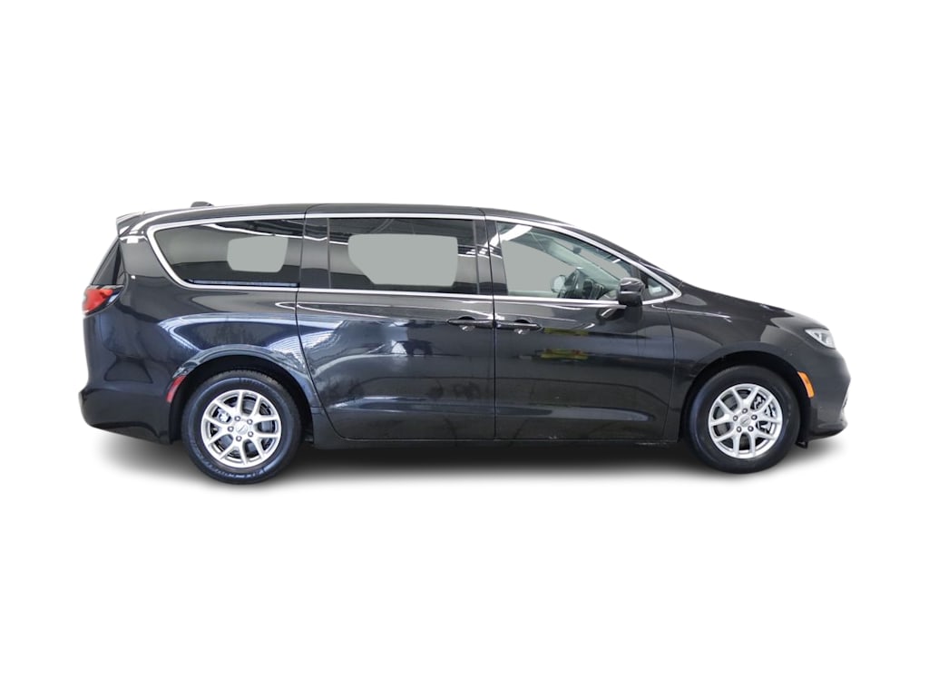 Thumbnail: 2023 Chrysler Pacifica - 17
