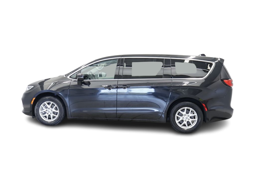 Thumbnail: 2023 Chrysler Pacifica - 3