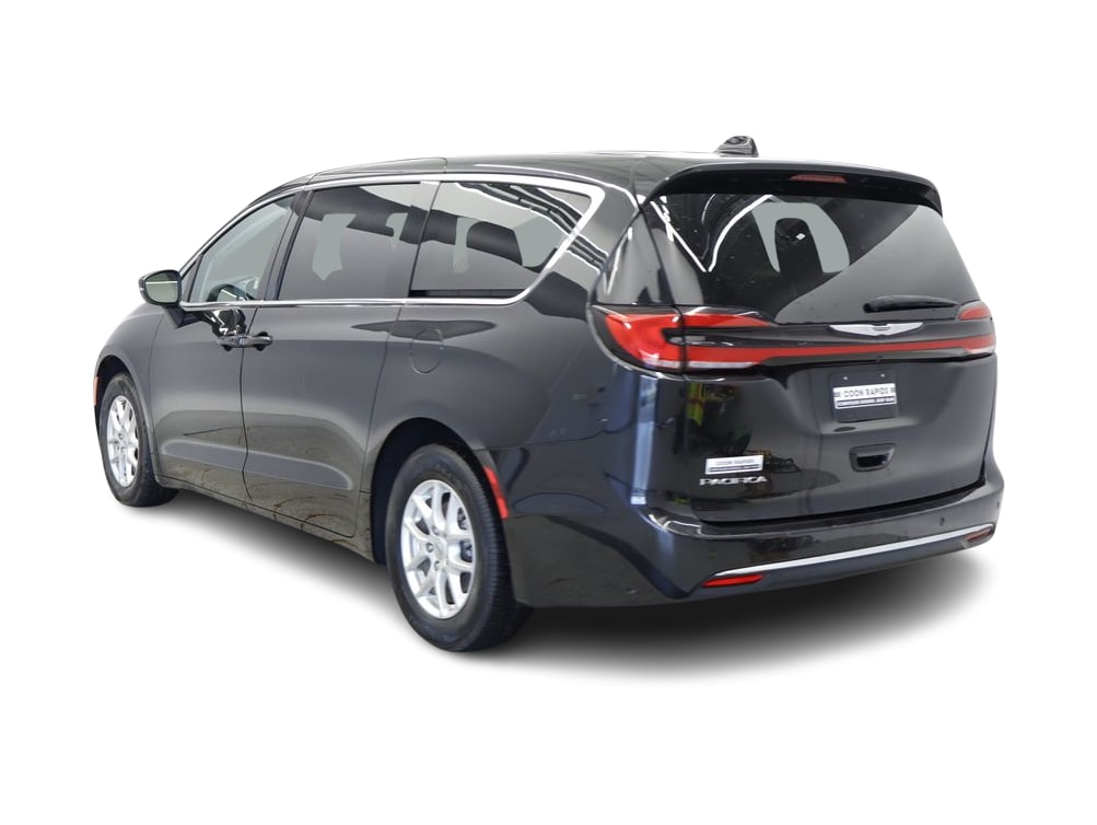 Thumbnail: 2023 Chrysler Pacifica - 4