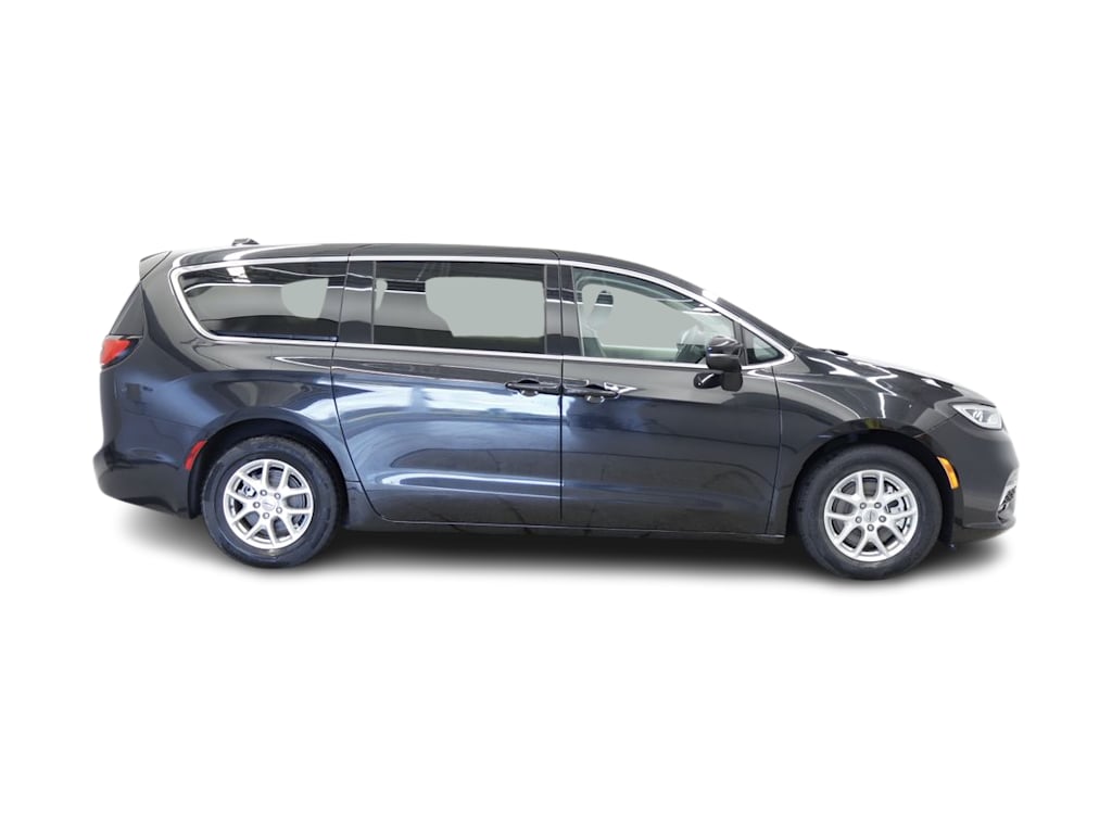 Thumbnail: 2023 Chrysler Pacifica - 16