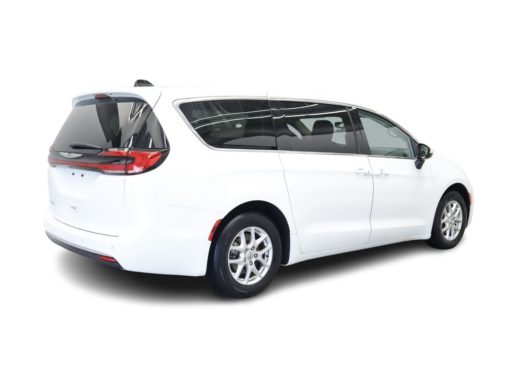 Thumbnail: 2023 Chrysler Pacifica - 17
