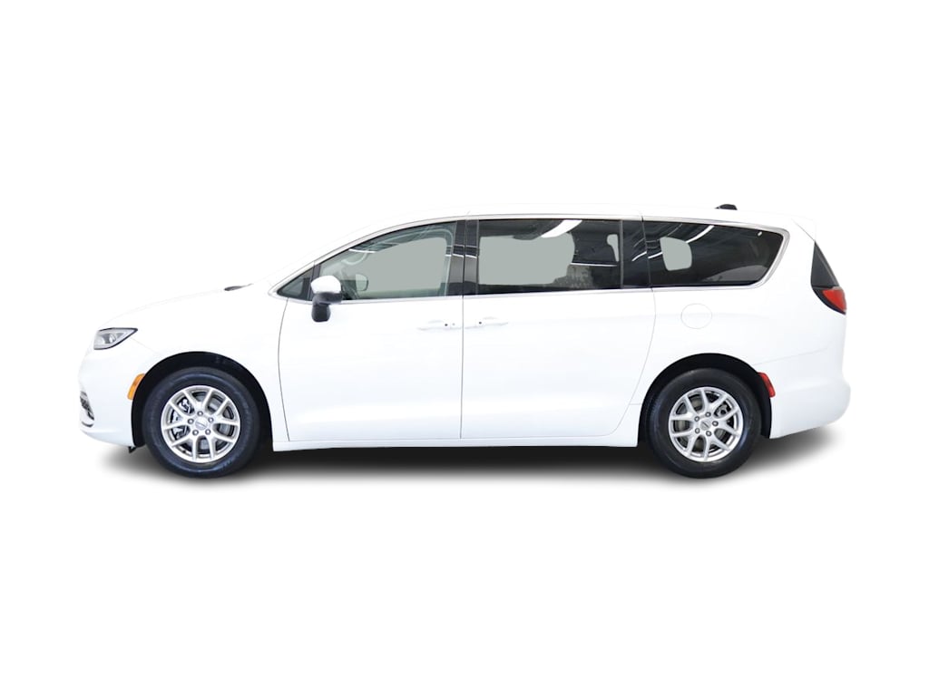 Thumbnail: 2023 Chrysler Pacifica - 3