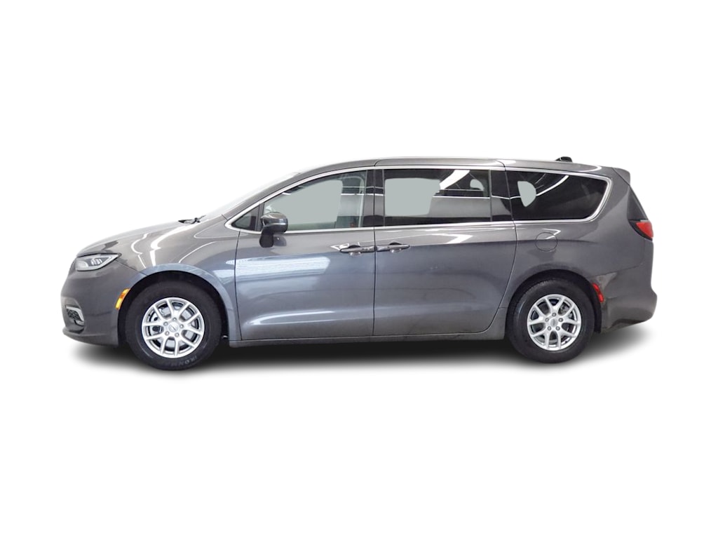Thumbnail: 2023 Chrysler Pacifica - 3
