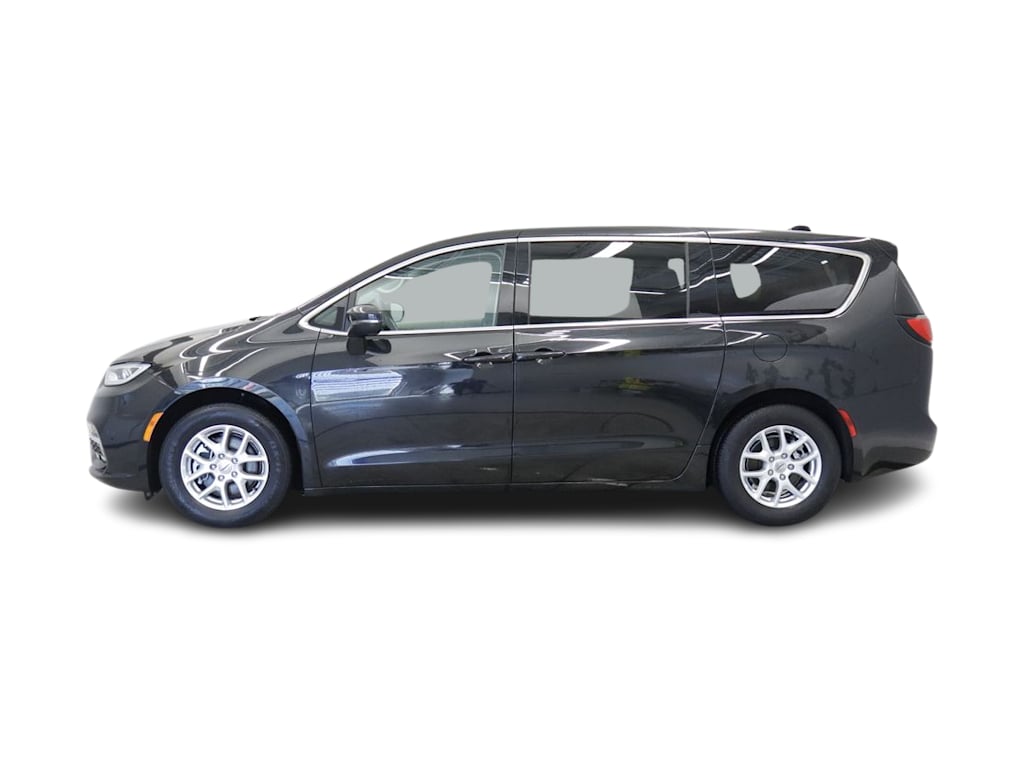 Thumbnail: 2023 Chrysler Pacifica - 3