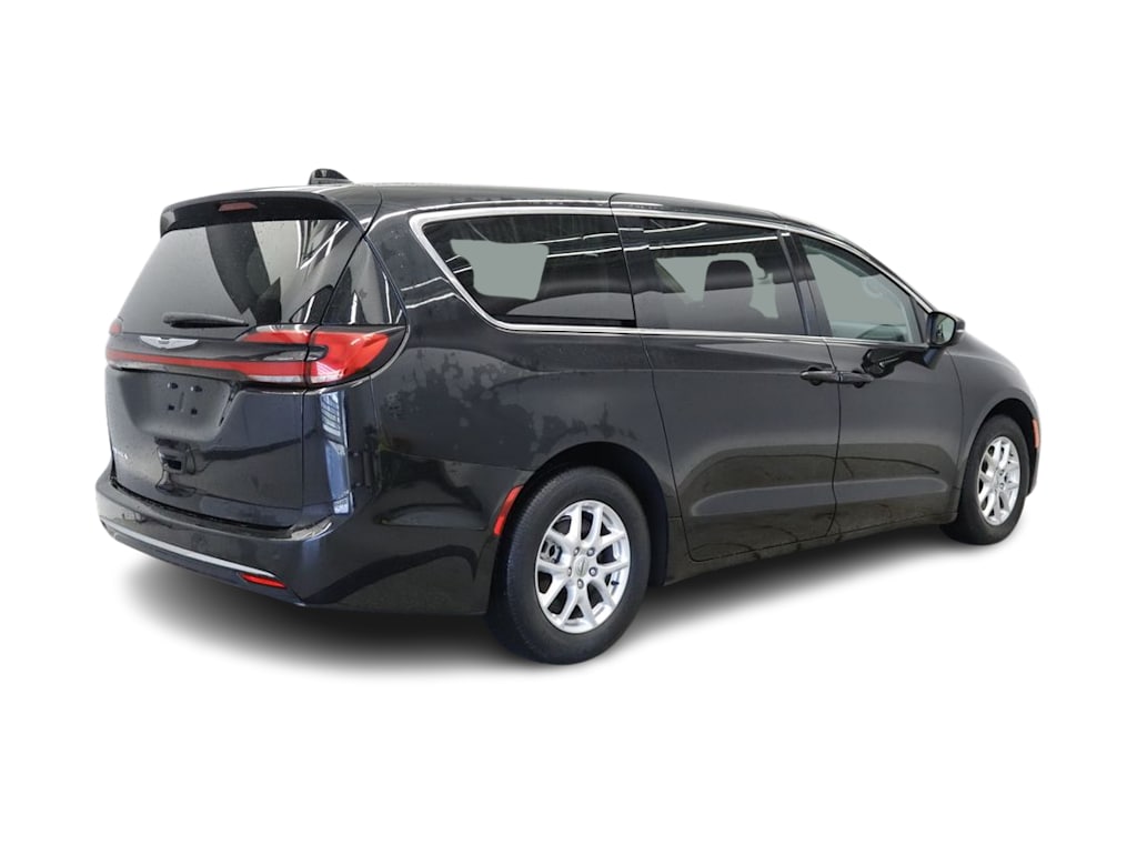 Thumbnail: 2023 Chrysler Pacifica - 17