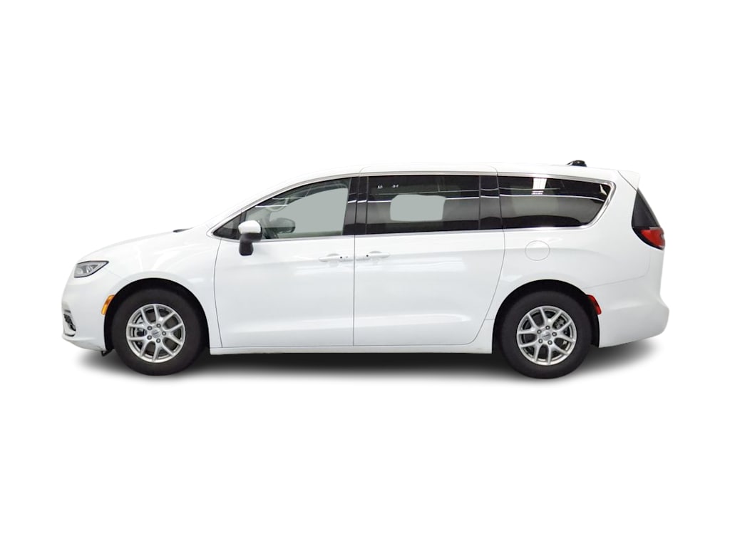 Thumbnail: 2023 Chrysler Pacifica - 3