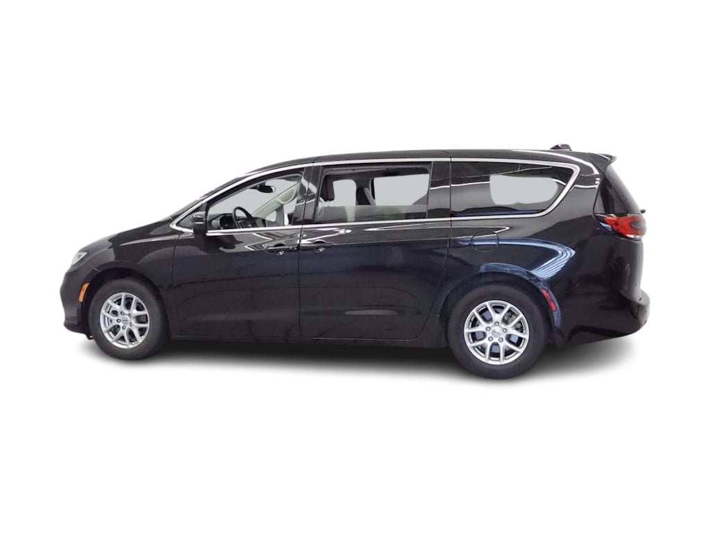 Thumbnail: 2023 Chrysler Pacifica - 3