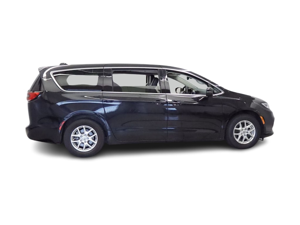 Thumbnail: 2023 Chrysler Pacifica - 17