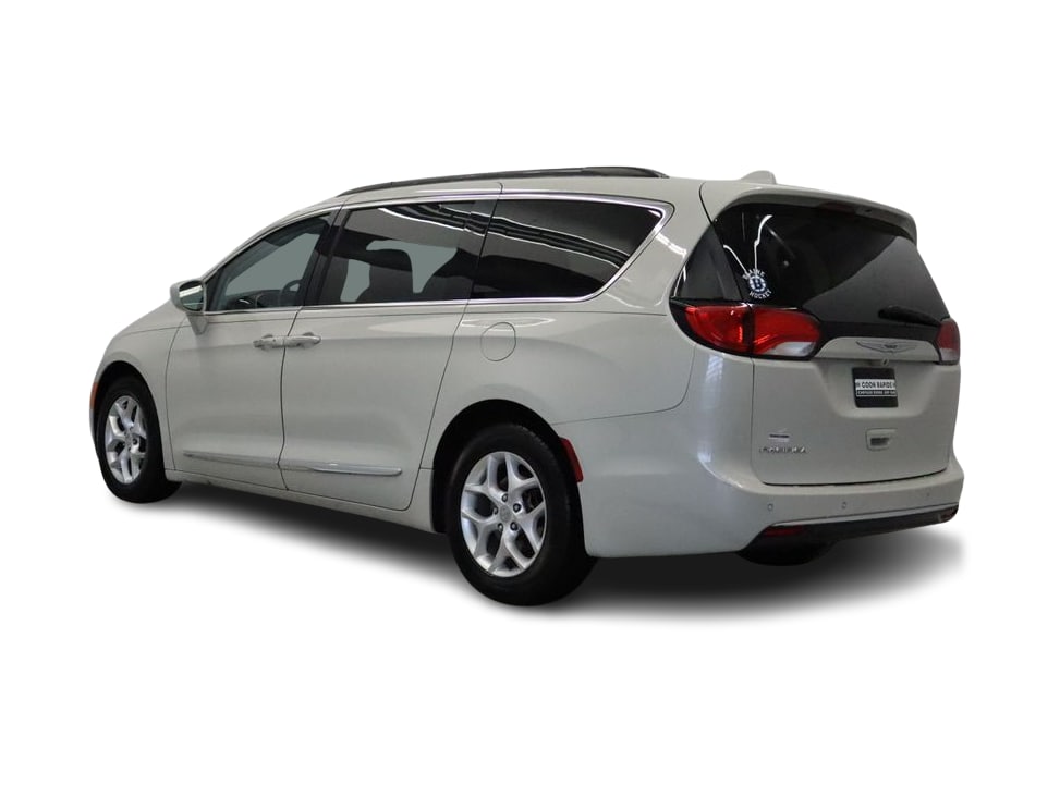 Thumbnail: 2017 Chrysler Pacifica - 4