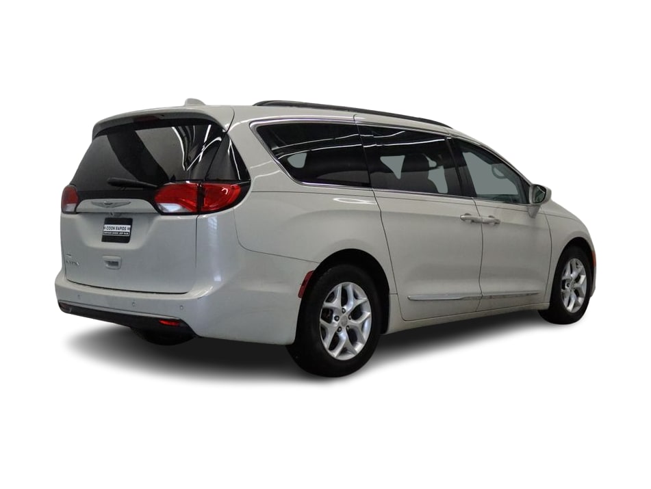 Thumbnail: 2017 Chrysler Pacifica - 19