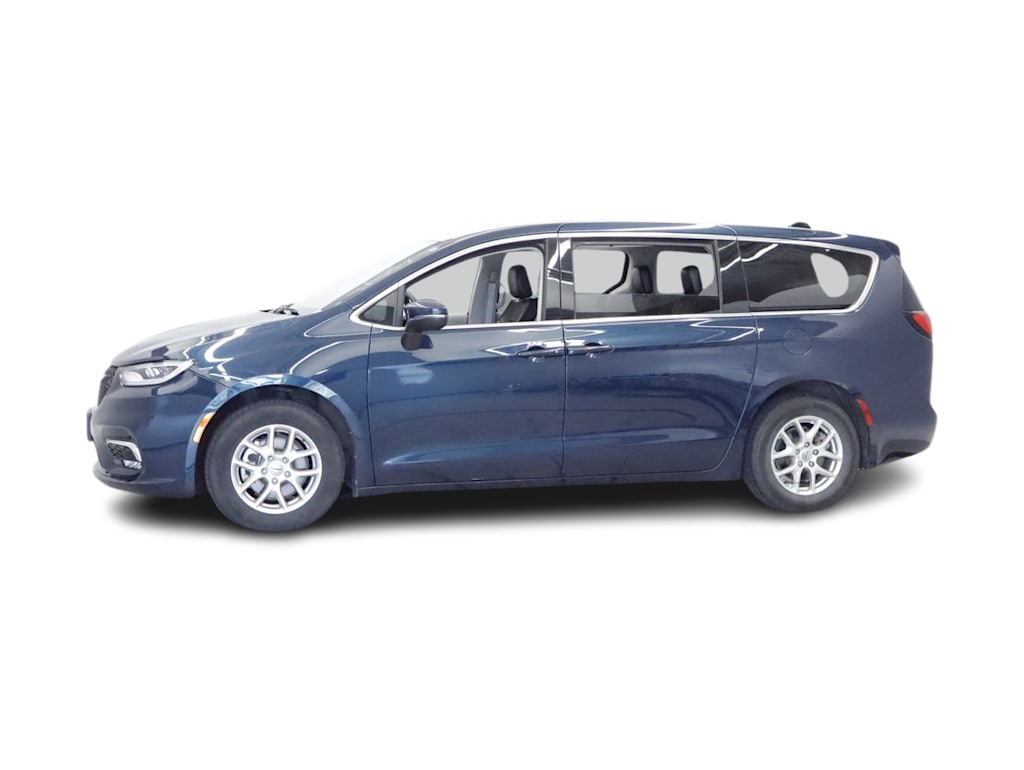 Thumbnail: 2023 Chrysler Pacifica - 3