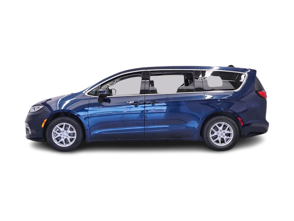Thumbnail: 2023 Chrysler Pacifica - 3